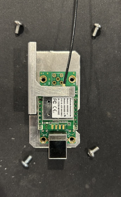 A small circuit board with a wire
Description automatically generated